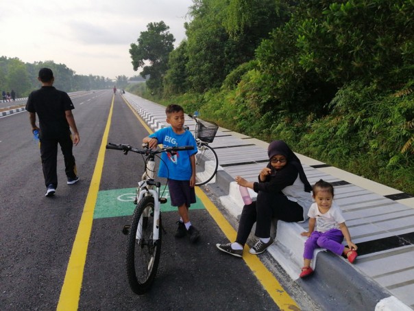 Masyarakat mulai memanfaatkan jalur sepeda di Jalan Pramuka, Selatpanjang/mad