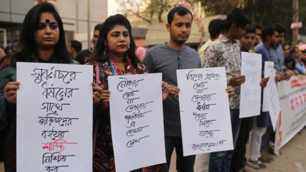 Massa dari partai oposisi di Bangladesh menggelar aksi menuntut kasus pemerkosaan beramai-ramai yang dialami seorang perempuan di negara itu, segera diusut tuntas. Foto: int 