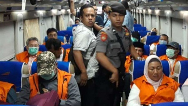 12 anggota DPRD Malang yang dibawa dengan kereta api dengan tangan diborgol. Foto: int 