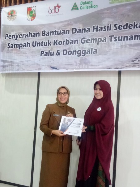 Sekretaris Dinas Lingkungan Hidup dan Kebersihan Kota Pekanbaru, Elmawati Sahar menyerahkan dana bantuan/nof