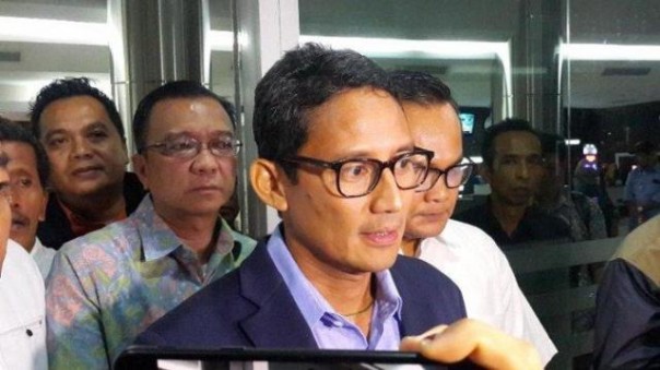 Sandiaga Uno membezuk ustaz Arifin Ilham yang dirawat di RSCM Jakarta. Foto: int