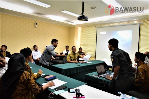 Gubernur DKI Jakarta, Anies Baswedan saat diperiksa oleh Bawaslu (Foto: Bawaslu RI)