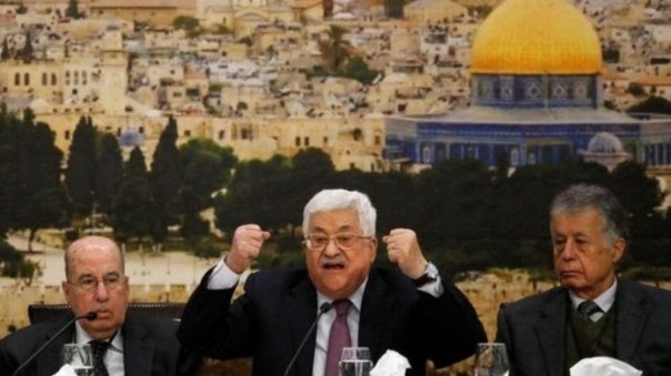 Presiden Palestina, Mahmoud Abbas (tengah) 