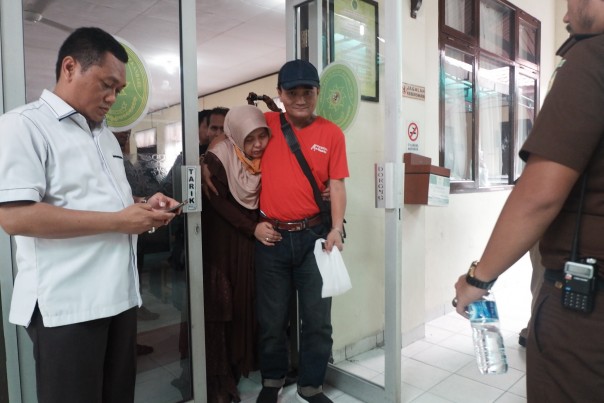 Terdakwa Yuni Efrianti saat dibawa keluar ruang sidang Pengadilan Negeri Pekanbaru, Rabu,(9/1/2019).