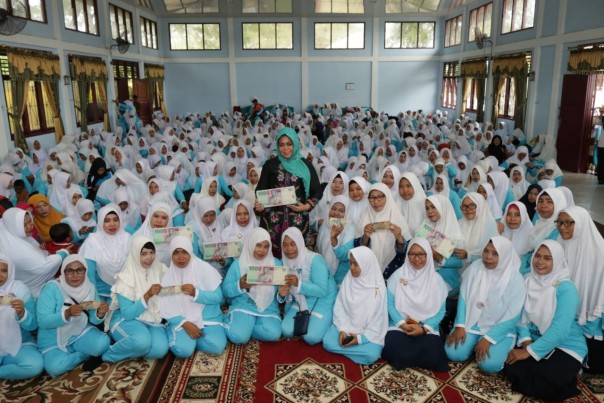 Ratusan guru Pendidikan Anak Usia Dini (PAUD) se Kabupaten Siak menggelar aksi Gerakan Seribu Rupiah (Gasebu) /lin