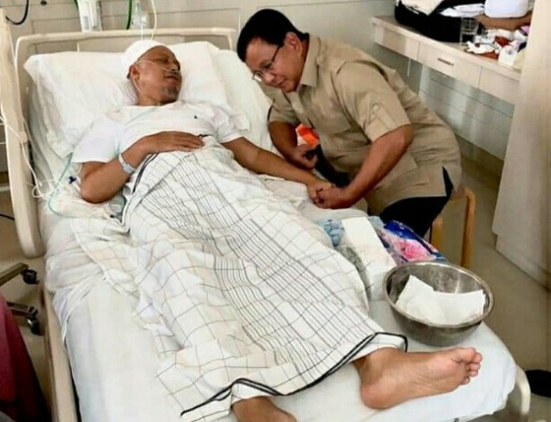 Ustaz Arifin Ilham genggam tangan Prabowo