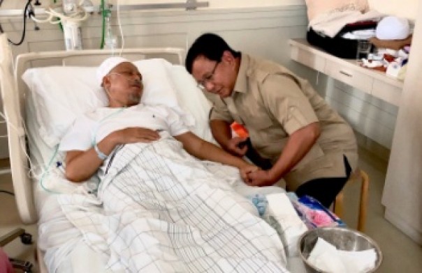 Capres Nomor Urut 02, Prabowo Subianto saat mengunjungu Ustaz Arifin Ilham di RSCM