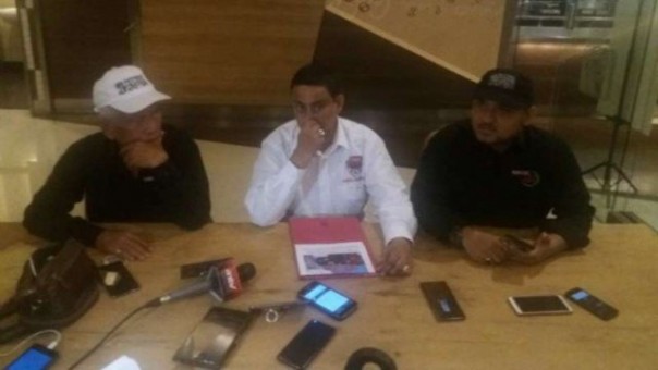 Azam Khan memberikan keterangan terkait pelaporan 9 kepala daerah di Riau beserta Gubernur Jabar Ridwan Kamil dan Menaker Hanif Dhakiri. Foto: int 