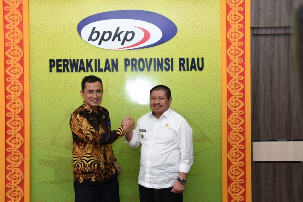 Bupati Amril Mukminin bersama Kepala BPKP Riau/hari