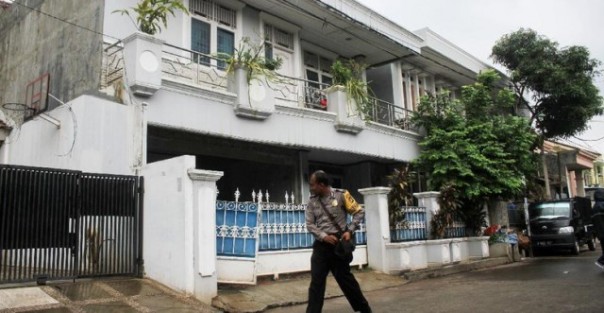 Petugas Kepolisian masih berjaga-jaga di kediaman Ketua KPK Agus Rahardjo di Bekasi. Foto: int 