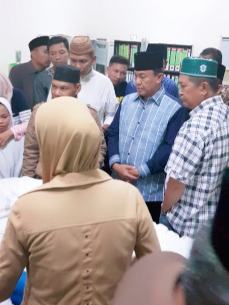 HM Wardan melayat H Muslimin Mabbate, salah seorang tokoh masyarakat Kabupaten Inhil yang wafat di RSUD Puri Husada/ADV