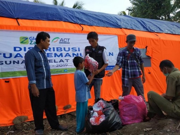 ACT bersama Masyarakat Relawan Indonesia (MRI) bergerak membagikan seragam sekolah  di Lampung Selatan/ist