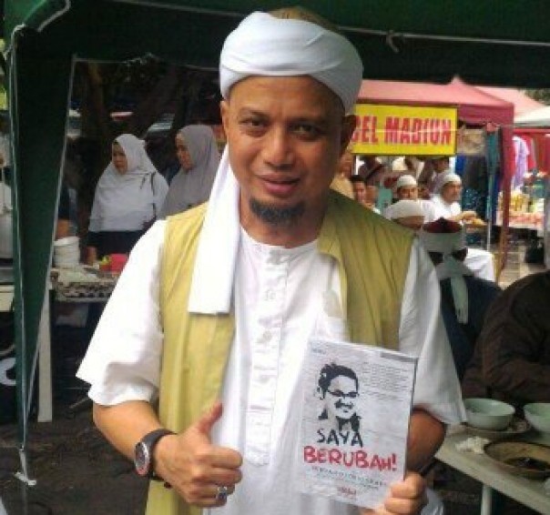Ustaz Arifin Ilham saat memegang buku Jonru Ginting