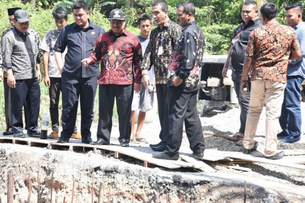 Bupati Amril Mukminin saat meninjau pembangunan box culvert di Jalan Tegal Sari Ujung, Kelurahan Air Jamban./hari