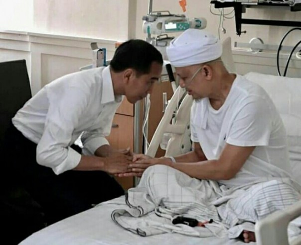 Presiden Jokowi menyempatkan jenguk Ustaz Arifin Ilham (foto/int) 