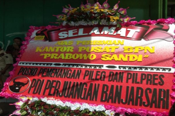 Tim Pemenangan PDIP Kirim Karangan Bunga Peresmian Kantor Pemenangan Prabowo