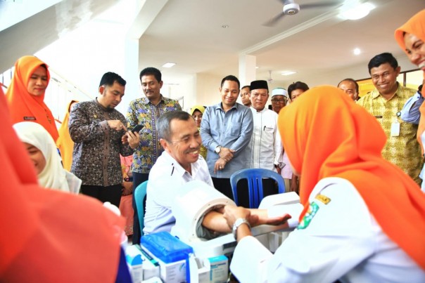 Bupati Siak H Syamsuar melakukan pemeriksaan kesehatan di sela-sela peresmian rumah sakit/lin