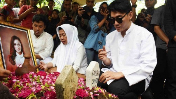 Ifan Seventeen berdoa saat proses pemakaman istrinya Dylan Sahara yang menjadi korban tsunami Selat Sunda. Foto: int  