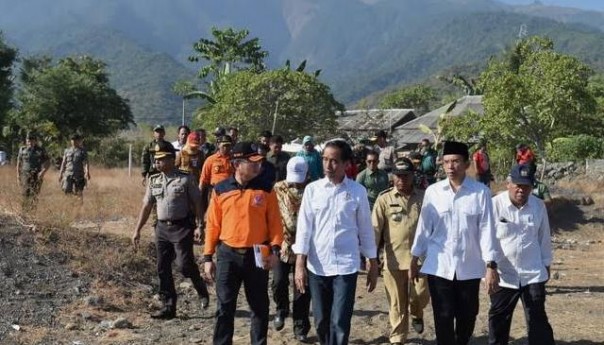 Jokowi meninju korban gempa Lombok Nusa Tengara Barat