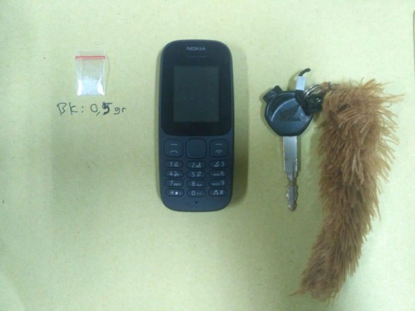 Barang bukti sabu, handphone, dan kunci honda Beat yang diamankan Polisi/zar