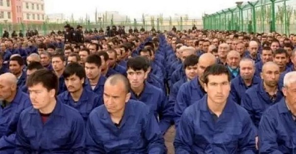 Warga muslim Uighur yang ditahan di kamp Xinjiang China. Foto ini telah beredar luas di berbagai media massa internasional. Foto: int 