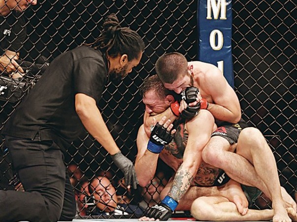 Detik-detik Khabib mengalahkan McGregor melalui teknik kuncian. Foto: int 