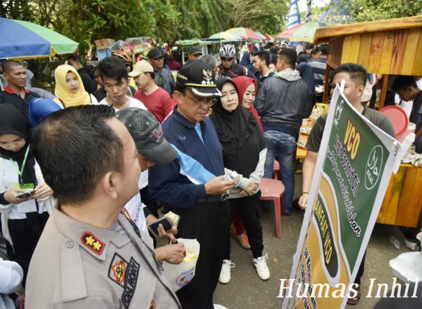 Bupati Inhil, HM Wardan saat meninjau Festival Kuliner di Tembilahan/adv