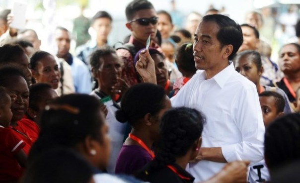 Jokowi saat bertemu masyarakat belum lama ini. Foto: int 