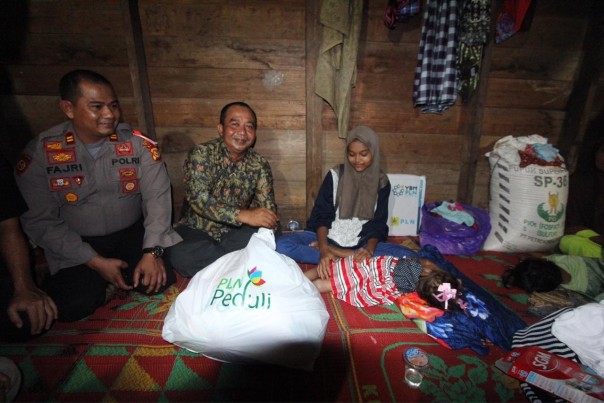 General Manager PT PLN (Persero) Unit Induk Wilayah Riau dan Kepri, M. Irwansyah Putra pada Minggu (13/1) malam mengunjungi Andini/nof