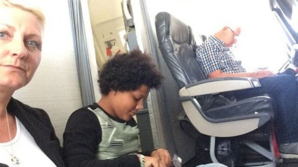 Paula Taylor mengabadikan dirinya bersama sang putri yang duduk di lantas pesawat karena tidak ada kursi. Foto: int 