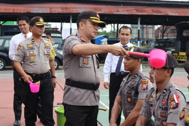 kapolres Inhil AKBP Christian Rony Putra melakukan pembaretan terhadap 36 orang personil Brigadir Remaja Angkatan 2017 Polres Inhil. Foto: rgo 