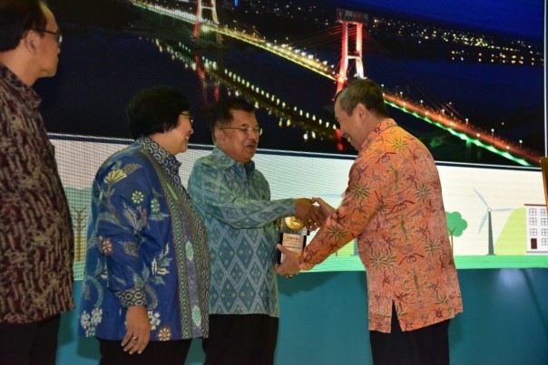 Bupati Siak H Syamsuar menerima Piala Adipura yang diserahkan Wapres Jusuf Kalla/lin