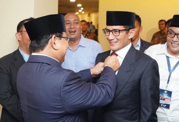 Prabowo Subianto saat memperbaiki dasi Sandiaga Uno