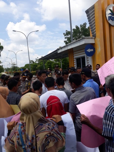 Puluhan massa dari Masyarakat Kelurahan Kota Lama, Kecamatan Kunto Darussalam, Rokan Hulu berdemo di kantor PTPN V