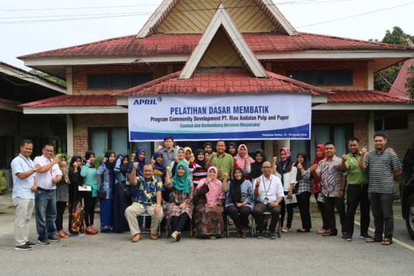 Puluhan ibu dari Pelalawan belajar membatik di Rumah Batik Andalan/ist