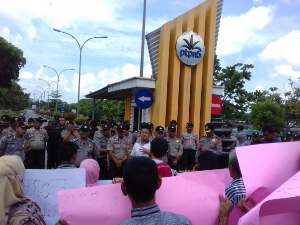 Aksi demo di depan kantor PTPN V Jalan Rambutan Pekanbaru, Selasa (15/1/2019) siang