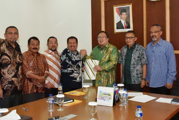 Bupati Amril bersama Menteri PPN/Kepala Bappenas Bambang Brodjonegoro /hari