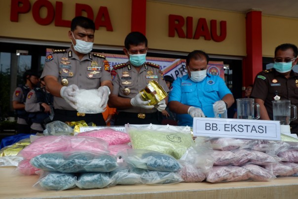 Barang bukti 37 kg dan puluhan ribu butir pil ekstasi diamankan Polda Riau. (foto. Amri)