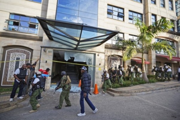 Aparat keamanan Kenya berjaga-jaga di hotel setelah diserbu sejumlah pria bersenjata. 15 orang tewas dalam insiden tersebut. Foto: int 