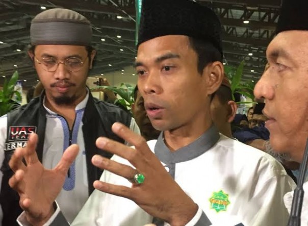 Ustaz Abdul Somad pakai cincin batu akik (foto/int) 