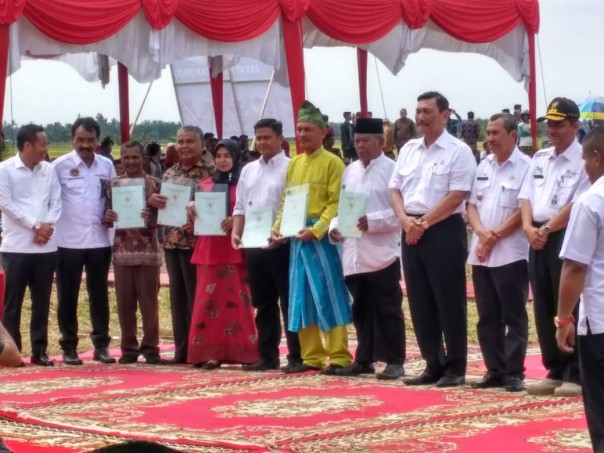 Foto bersama usai menyerahkan sertifikat Prona secara simbolis kepada 12 warga /lin