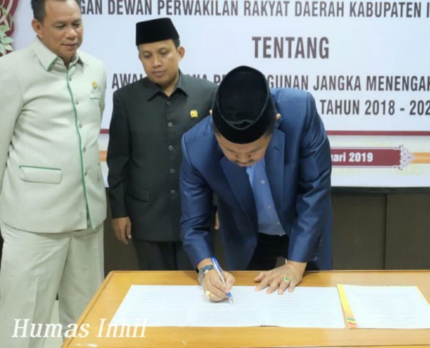 Wakil Bupati Kabupaten Inhil, H Syamsuddin Uti menandatangani MoU RPJMD/adv