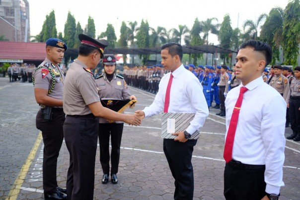 Kapolda Riau Irjen Pol Widodo Eko Prihastopo memberikan Reward kepada Kasat Reskrim Polresta Pekanbaru Kompol Bimo Ariyanto. foto. Istimewa