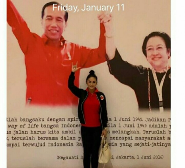 Kriadayanti saat berfoto di antara gambar Megawati dan Jokowi (foto/instagram) 