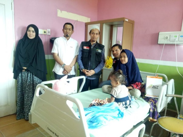 Tim dari ACT Riau saat membezuk adik Andini yang tengah diraway di rumah sakit/nof