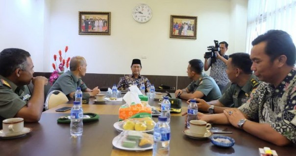 Wakil Bupati H Syamsuddin Uti saat menerima Dandim Inhil/adv