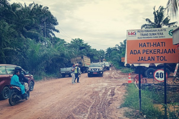 Kondisi jalan yang rusak dampak pengerjaan Jalan Tol Pekanbaru - Dumai di Kecamatan Pinggir/hari