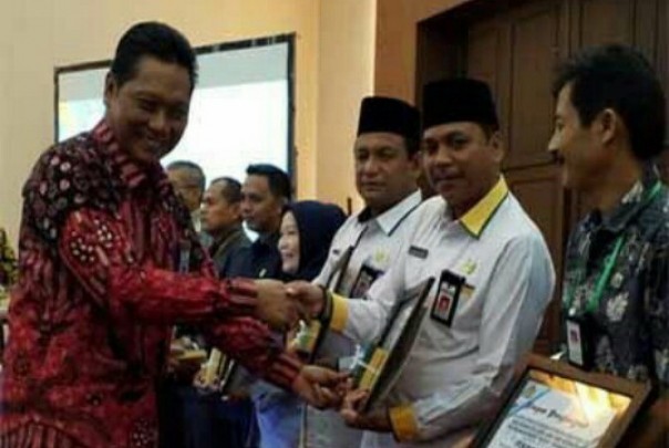 Kakan Kemenag Kabupaten Rokan Hulu(Rohul), Syahrudin, M.Sy meraih penghargaan terbaik 7. /alfa