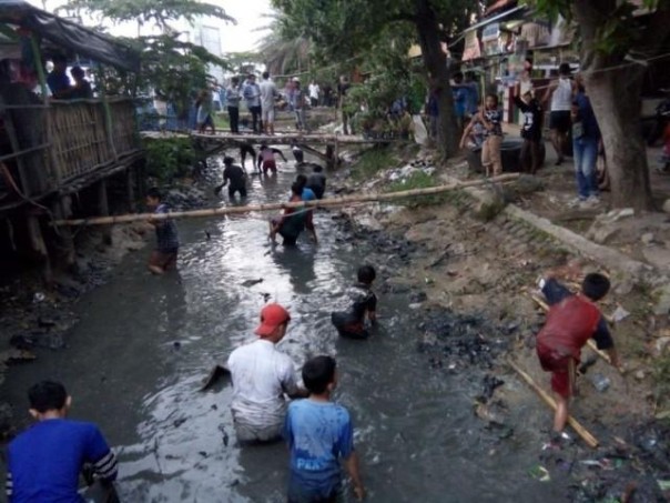 Warga Indramayu, Jawa Barat, beramai-ramai memburu uang yang dibuang ke sungai. Rekaman videonya viral di media sosial. Foto: int