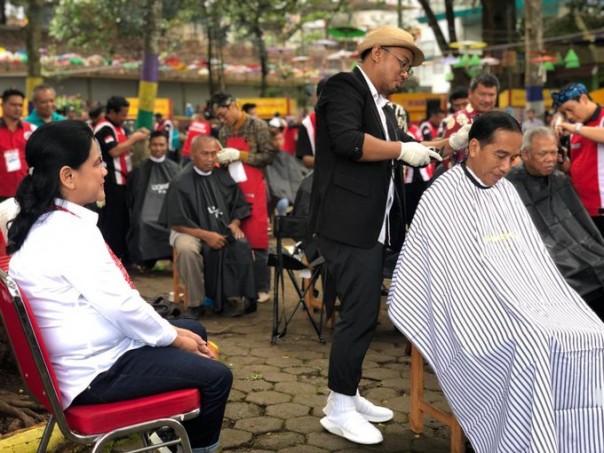 Presiden Jokowi saat dicukur oleh tukang cukur langganannya